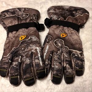 Blocker Outdoors Scent series S3 rain blocker insulated gloves.